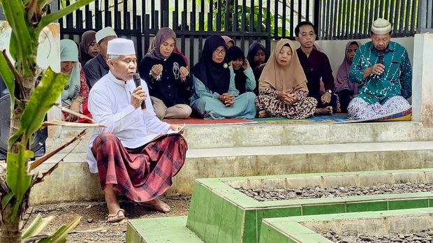 Siti Atikoh ziarah ke makam ibunda di Purbalingga, Jateng. (Dok. Istimewa)