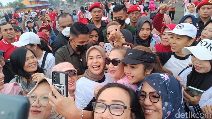 Istri calon presiden nomor urut 3, Ganjar Pranowo, Siti Atikoh Supriyanti senam dengan emak-emak di GOR Satria Purwokerto, Jumat (29/12/2023).