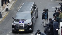 Dari rumah duka di Seoul National University, jenazah Lee Sun Kyun akan dibawa ke lokasi krematorium di Suwon City untuk dikremasi. (Foto: STR / KOREA POOL / AFP)