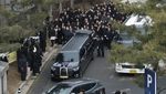 Foto Jenazah Lee Sun Kyun Diantar ke Rumah Abadi