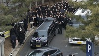 Suasana sendu penuh duka amat terasa ketika kerabat dan keluarga yang hadir berpakaian hitam menyaksikan peti mati Lee Sun Kyun dibawa masuk ke dalam mobil. (Foto: STR / KOREA POOL / AFP)