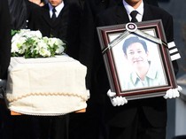 Ketegaran Putra Lee Sun Kyun Bawa Foto Ayah di Pemakaman