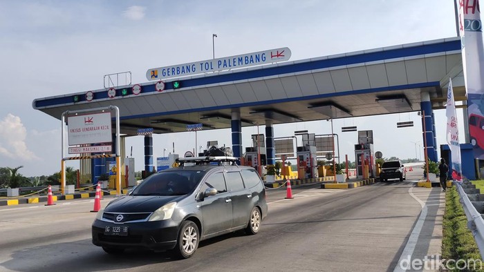 Suasana di pintu tol Palembang.