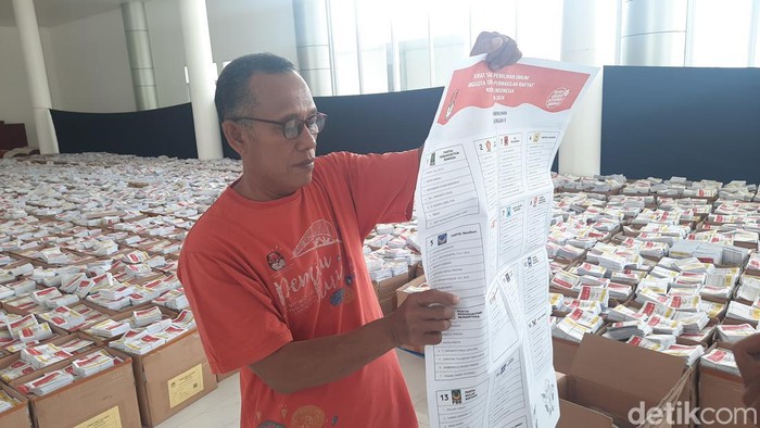Petugas KPU Kudus saat menunjukan surat suara DPR RI daerah pemilihan Jateng II rusak robek, Jumat (29/12/2023)