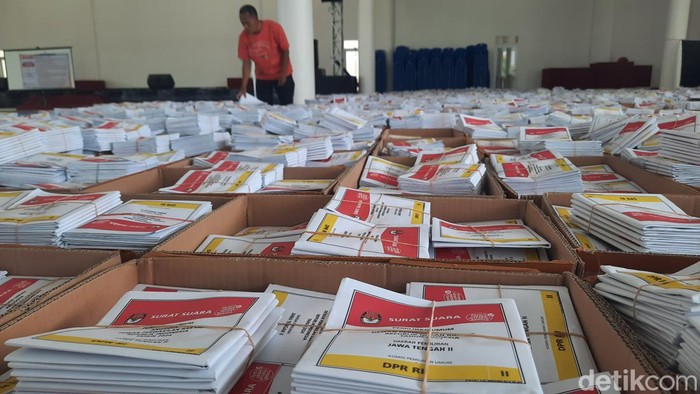 Petugas KPU Kudus saat menunjukan surat suara DPR RI daerah pemilihan Jateng II rusak robek, Jumat (29/12/2023)