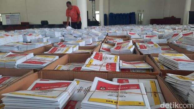 Petugas KPU Kudus saat menunjukan surat suara DPR RI daerah pemilihan Jateng II rusak robek, Jumat (29/12/2023)