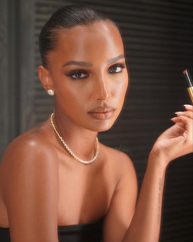 5. Jasmine TookesJasmine Tookes adalah model asal AS yang pernah menjadi Victorias Secret Angel. Wanita 32 tahun itu sering jadi perhatian ketika membagikan berbagai foto liburan eksotisnya.Foto: Instagram