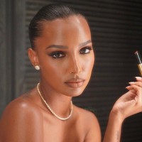 5. Jasmine TookesJasmine Tookes adalah model asal AS yang pernah menjadi Victorias Secret Angel. Wanita 32 tahun itu sering jadi perhatian ketika membagikan berbagai foto liburan eksotisnya.Foto: Instagram