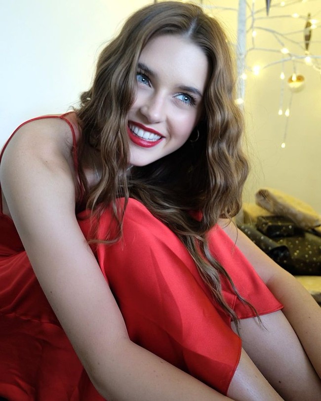 10. Savannah ClarkeWanita 20 tahun ini dikenal sebagai penyanyi berbakat asal Australia. Cukup sering masih daftar wanita tercantik, kali ini ia masuk peringkat 10. Foto: Instagram