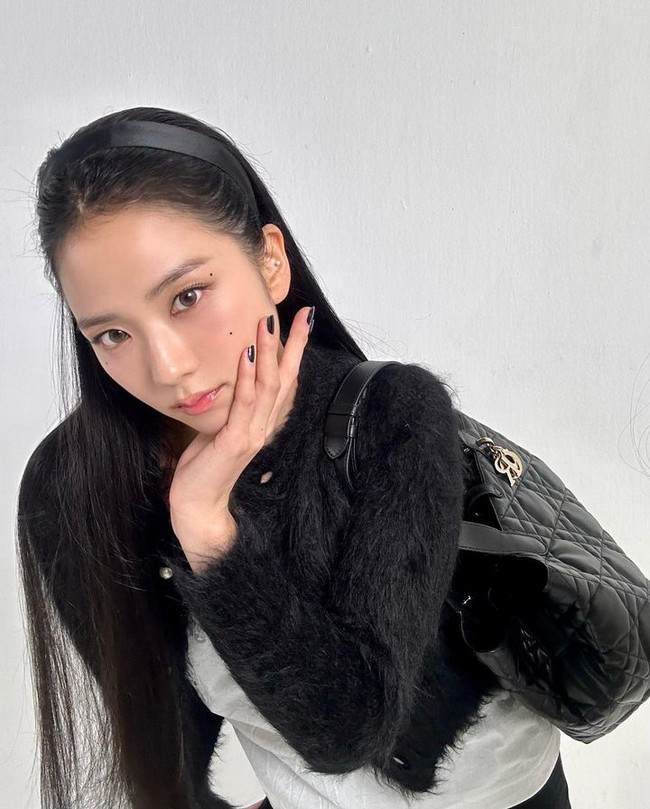 9. JisooJisoo sering masuk dalam daftar wanita tercantik di dunia. Idol asal Korea Selatan itu memang dikenal dengan visualnya yang menawan dan elegan.Foto: Instagram