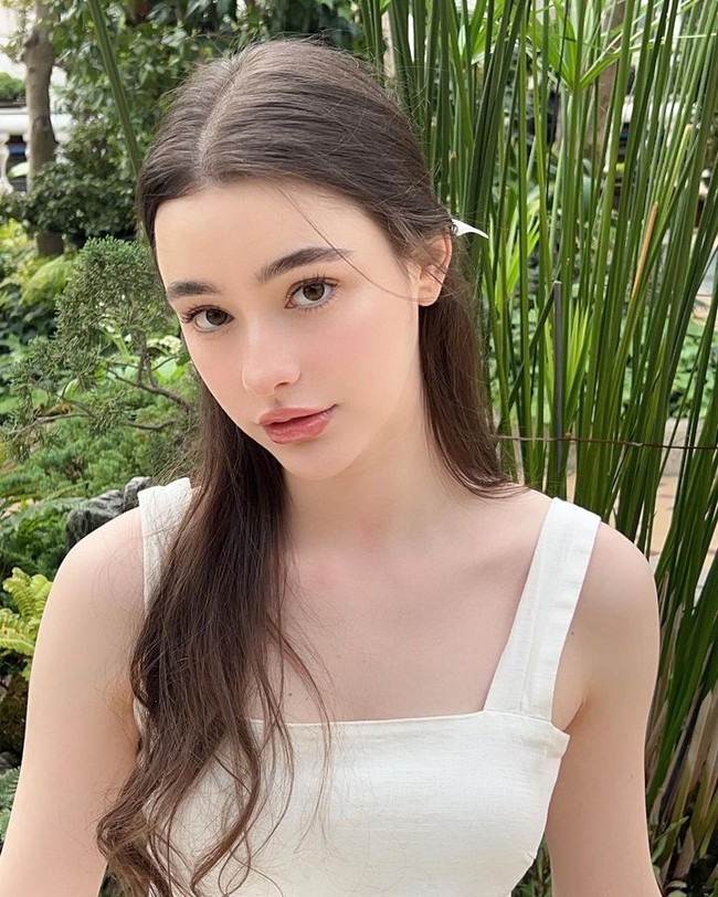 2. Dasha TaranDasha adalah model keturunan Ukraina-Rusia yang populer di Korea Selatan. Kecantikannya yang bak boneka membuat netizen jatuh cinta.Foto: Instagram