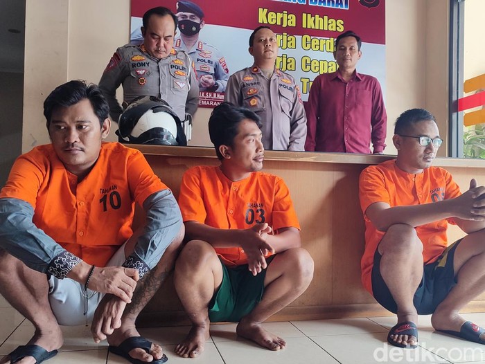 Tiga pelaku pengeroyokan terhadap seorang pegawai Alfamart di Semarang ditangkap Polsek Semarang Barat, Jumat (29/12/2023).