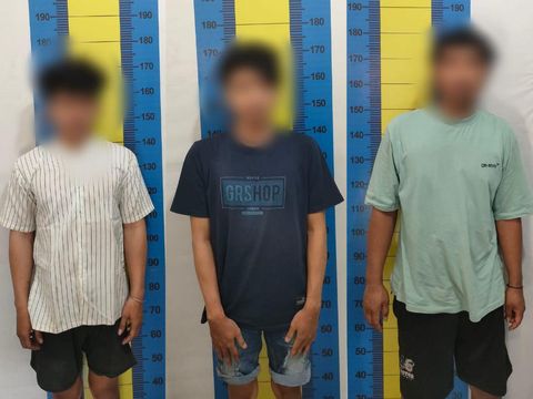 Tiga terduga pelaku pengeroyokan dan barang bukti penganiayaan dalam kasus tewasnya seorang lelaki di Desa Sejomulyo, Kecamatan Juwana, Kabupaten Pati, Jumat (29/12/2023).