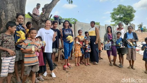 TKD Prabowo-Gibran bagi-bagi susu gratis kepada warga di TPA ALak, Kupang.