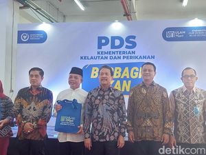 Trenggono Bagi-bagi Ikan 8,8 Ton buat Yatim Piatu hingga Warga Gambir