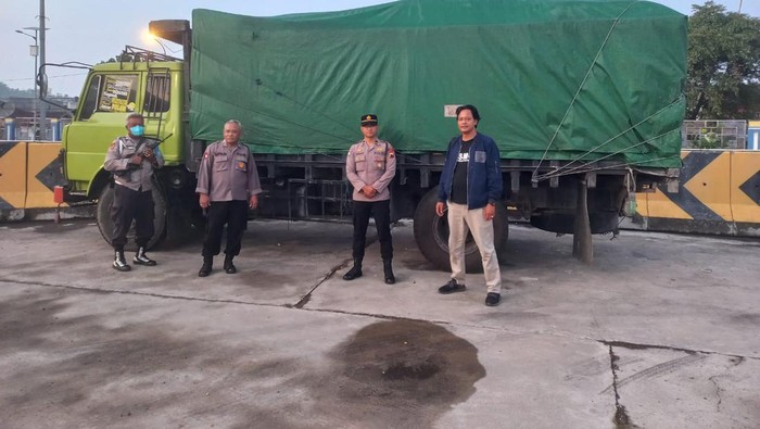 Polisi dari Polres Semarang dan Polsek Bawen mengamankan sebuah truk isi 17 ton kedelai yang digondol seorang lansia di Ambarawa, Jumat dini hari (29/12/2023).