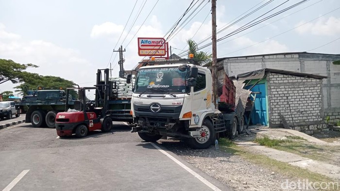 Truk Trailer Terguling, Jalur Poros Nasional Diberlakukan Contraflow