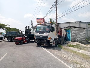 Truk Terguling di Jalur Poros Lamongan-Babat, Polisi Berlakukan Contraflow