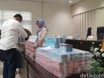 Tumpukan Uang Rp 7,8 M Proyek Lampu Pocong yang Ditagih dari Kontraktor