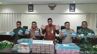 Bobby saat memamerkan uang Rp 7,8 miliar yang ditagih dari kontraktor proyek lampu pocong. (Nizar Aldi/detikSumut)