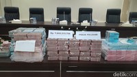Foto: Uang Rp 7,8 miliar yang ditagih Kejari Medan dari kontraktor proyek lampu pocong. (Nizar Aldi/detikSumut)