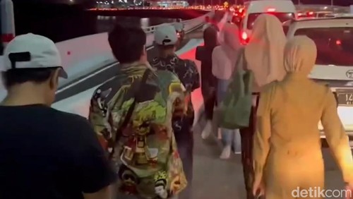 Viral penumpang jalan kaki dan mengangkat koper menuju Bandara Ngurah Rai karena terjebak macet di tol.