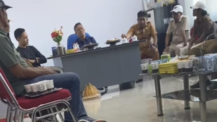 Viral Pj Bupati Bone Andi Islamuddin diduga mengumpulkan kades untuk memenangkan anaknya nyaleg.