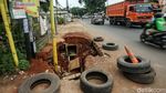 Waduh! Ada Lubang Besar di Trotoar Bantargebang