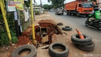 Longsor yang terjadi pada Rabu (27/12/2023) malam membuat trotoar berlubang.