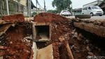 Waduh! Ada Lubang Besar di Trotoar Bantargebang