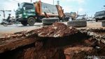 Waduh! Ada Lubang Besar di Trotoar Bantargebang