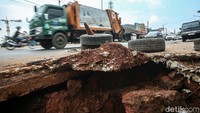 Warga menuturkan longsor terjadi akibat hujan deras yang menggerus tepi jalan.  