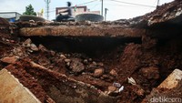 Hingga kini belum ada penanganan dari Dinas terkait, padahal lubang ini sangat berbahaya.  
