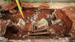 Waduh! Ada Lubang Besar di Trotoar Bantargebang
