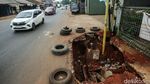 Waduh! Ada Lubang Besar di Trotoar Bantargebang