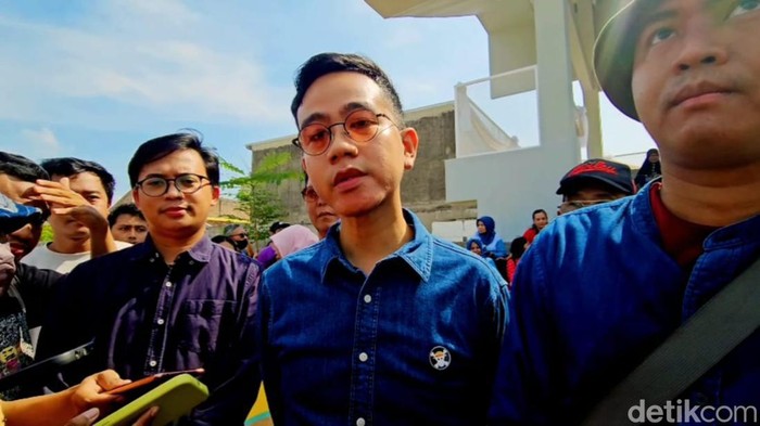 Wali Kota Solo, Gibran Rakabuming Raka, saat menghadiri soft opening taman cerdas Panularan, Kota Solo, Jumat (29/12/2023).
