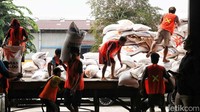 Sejumlah pekerja melakukan pengemasan dan bongkar muat beras  di Kompleks Pergudangan Modern Bulog kawasan Kelapa Gading, Jakarta Utara, Sabtu (30/12/2023).