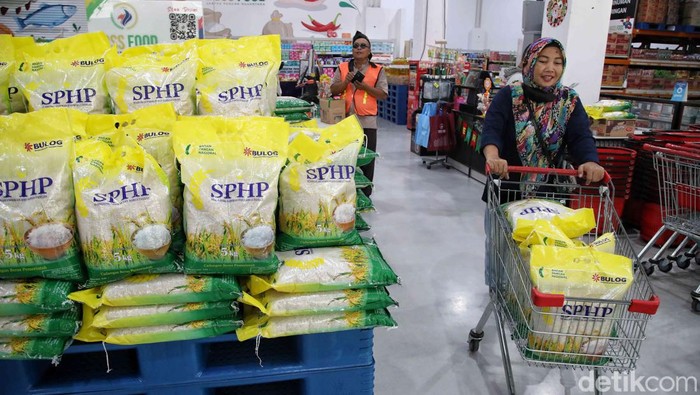 2024 Pasokan Beras Aman, Begini Kesibukan Bongkar Muat di Gudang Bulog Sejumlah pekerja melakukan pengemasan dan bongkar muat beras di Kompleks Pergudangan Modern Bulog kawasan Kelapa Gading, Jakarta Utara, Sabtu (30/12/2023).