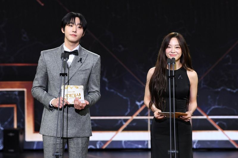 Ahn Hyo Seop dan Kim Sejeong di SBS Drama Awards 2023