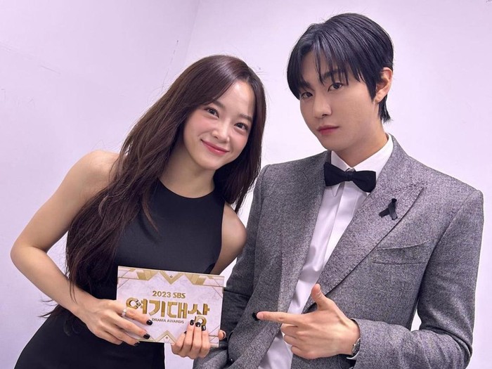 Ahn Hyo Seop dan Kim Sejeong di SBS Drama Awards 2023 Ahn Hyo Seop dan Kim Sejeong di SBS Drama Awards 2023