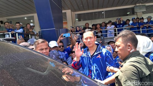 AHY saat disambut kader dan simpatisan di Bandara Sultan Muhammad Salahuddin Bima, Sabtu (30/12/2023). (Rafiin Uki/detikBali)