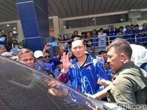 Pakai Jet Pribadi, AHY Tiba di Bima Disambut Konvoi