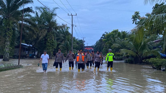 Aksi Polres Rokan Hulu Sosialisasi Pemilu Damai Kapolres Rokan Hulu, AKBP Budi Setiyono, Pabung Kodim 0313/KPR Rokan Hulu, Mayor Inf Andri Suardi, Camat Kunto Darussalam Dedi Saputra, CDO PT Eka Dura Indonesia Ginanjar Maolid, melakukan sosialisasi Pemilu Damai 2024 di Dusun Sei Kuti Jaya, Kelurahan Kota Lama, Kecamatan Kunto Darussalam, Sabtu (30/12/2023).