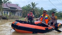 Sinergitas TNI-Polri beserta Pemda Kabupaten Rokan Hulu tetap memberikan semangat kepada masyarakat dalam melaksanakan aktivitas sehari-hari saat bencana banjir yang melanda hampir lebih minggu.