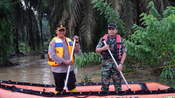 Aksi Polres Rokan Hulu Sosialisasi Pemilu Damai Kapolres Rokan Hulu, AKBP Budi Setiyono, Pabung Kodim 0313/KPR Rokan Hulu, Mayor Inf Andri Suardi, Camat Kunto Darussalam Dedi Saputra, CDO PT Eka Dura Indonesia Ginanjar Maolid, melakukan sosialisasi Pemilu Damai 2024 di Dusun Sei Kuti Jaya, Kelurahan Kota Lama, Kecamatan Kunto Darussalam, Sabtu (30/12/2023).
