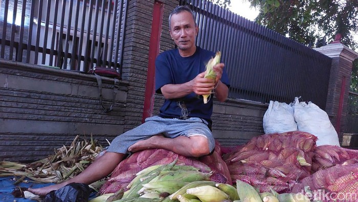 Aktivitas penjual jagung dadakan jelang perayaan tahun baru di Cirebon