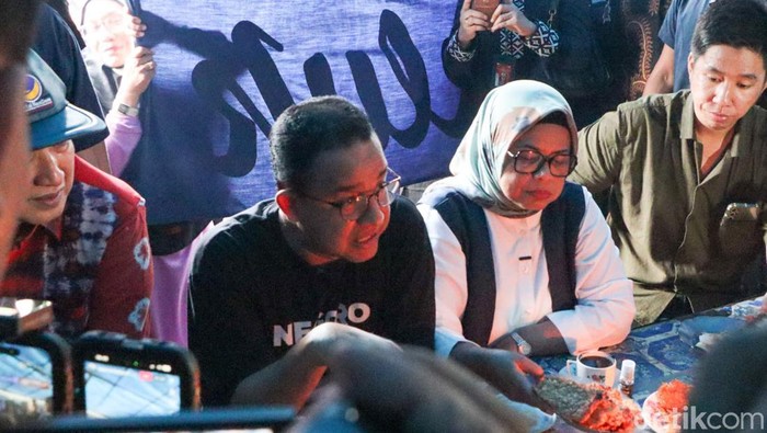 Anies Baswedan menikmati kopi dan jadah di warung kopi legend di Ponorogo