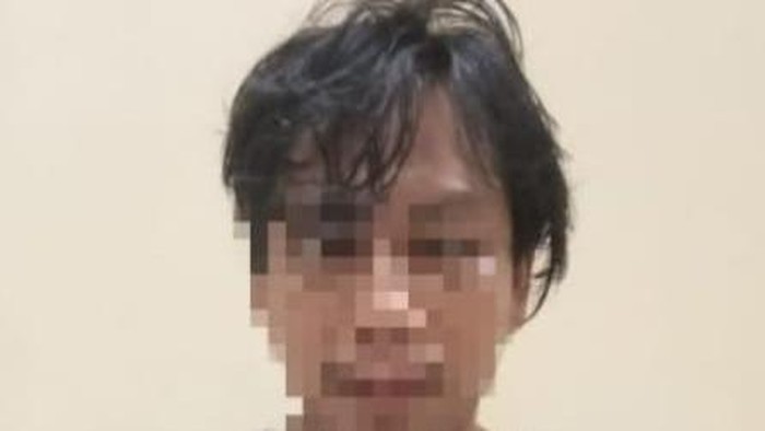 AR (27), kepala toko sebuah minimarket di Banjar, Kalsel ditangkap usai menilap uang toko sebesar Rp 96 juta.
