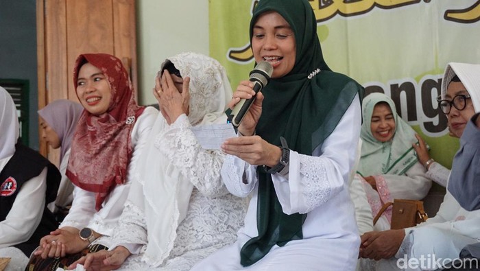 Istri capres nomor 3 Ganjar Pranowo, Atikoh hadiri Majelis Zikir di Ponpes Al Maghfur Mranggen, Demak, Sabtu (30/12/2023).