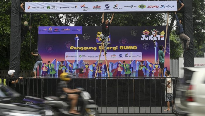 Bakal Ada 12 Panggung Tahun Baru di Sudirman-Thamrin, Begini Persiapannya Pekerja menyelesaikan pembuatan panggung untuk perayaan malam tahun baru di Jalan Jenderal Sudirman, Jakarta, Sabtu (30/12/2023). Pemerintah Provinsi DKI Jakarta menyiapkan 12 panggung hiburan di sepanjang Jalan Jenderal Sudirman - MH Thamrin untuk merayakan malam pergantian tahun yang dikemas dengan tema Malam Muda Mudi Jakarta Kota Global. ANTARA FOTO/Hafidz Mubarak A/Spt.
